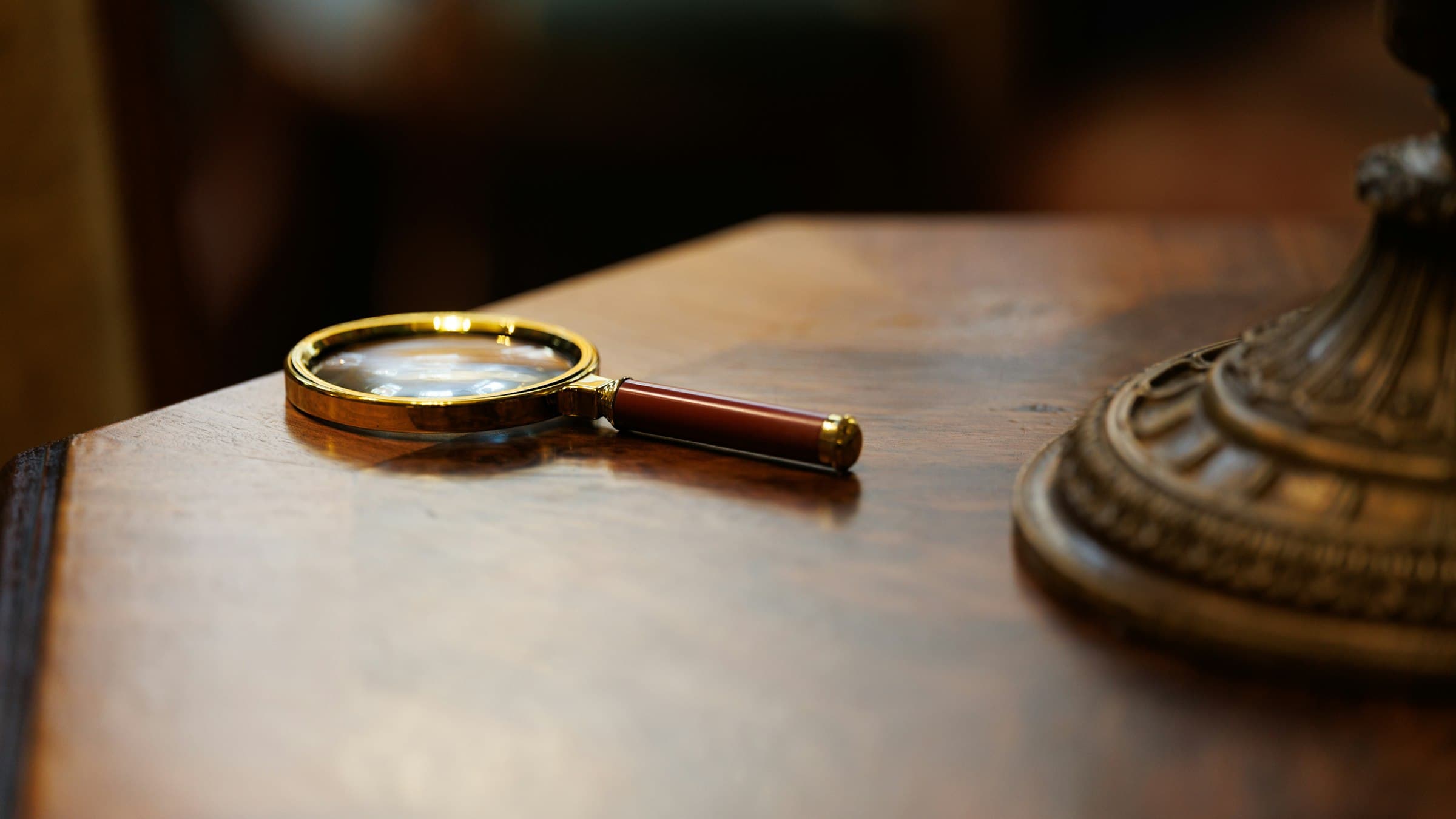 Een vergrootglas op een houten tafel