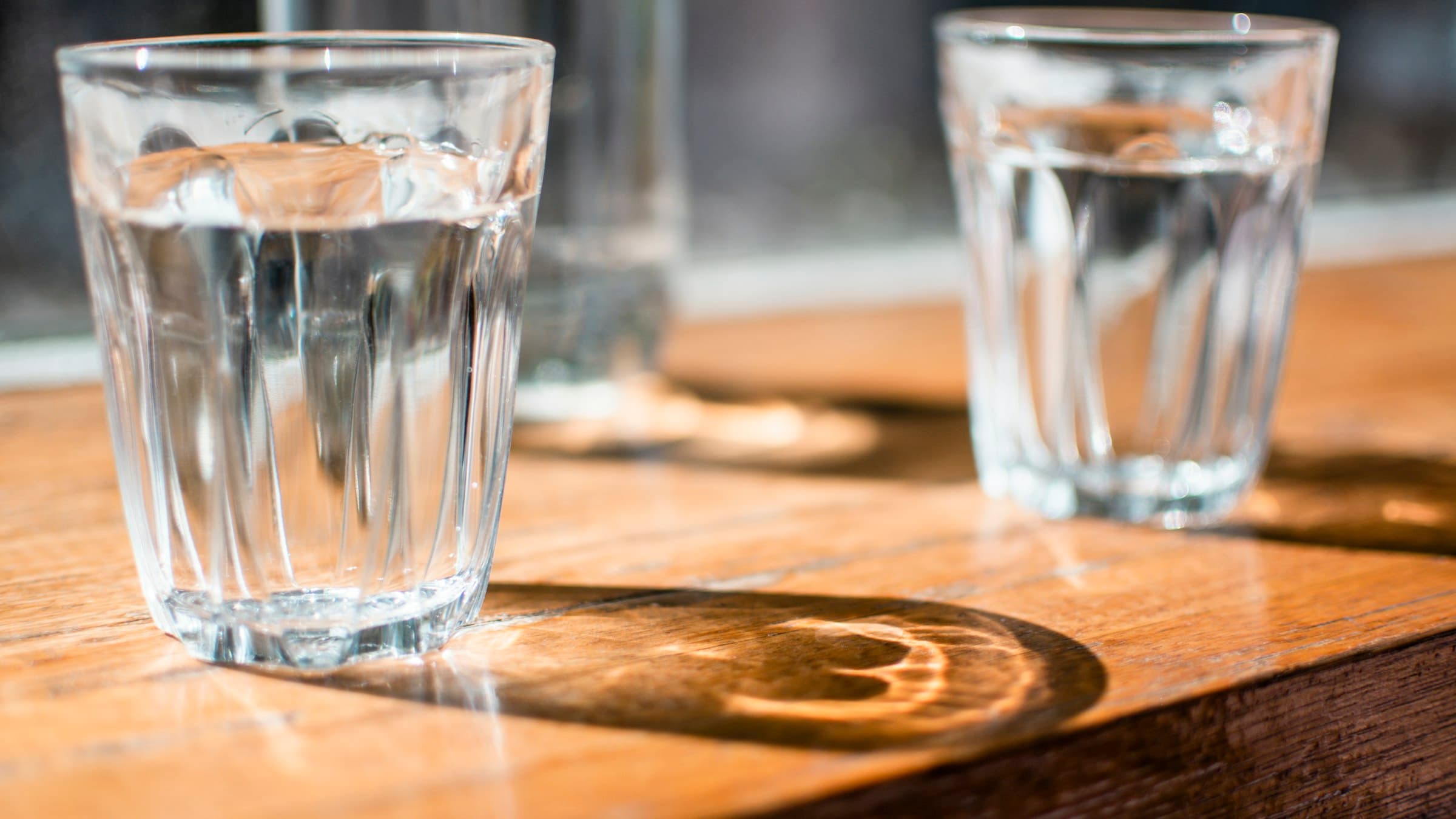 Twee glazen water op een tafel, klaar voor een gesprek