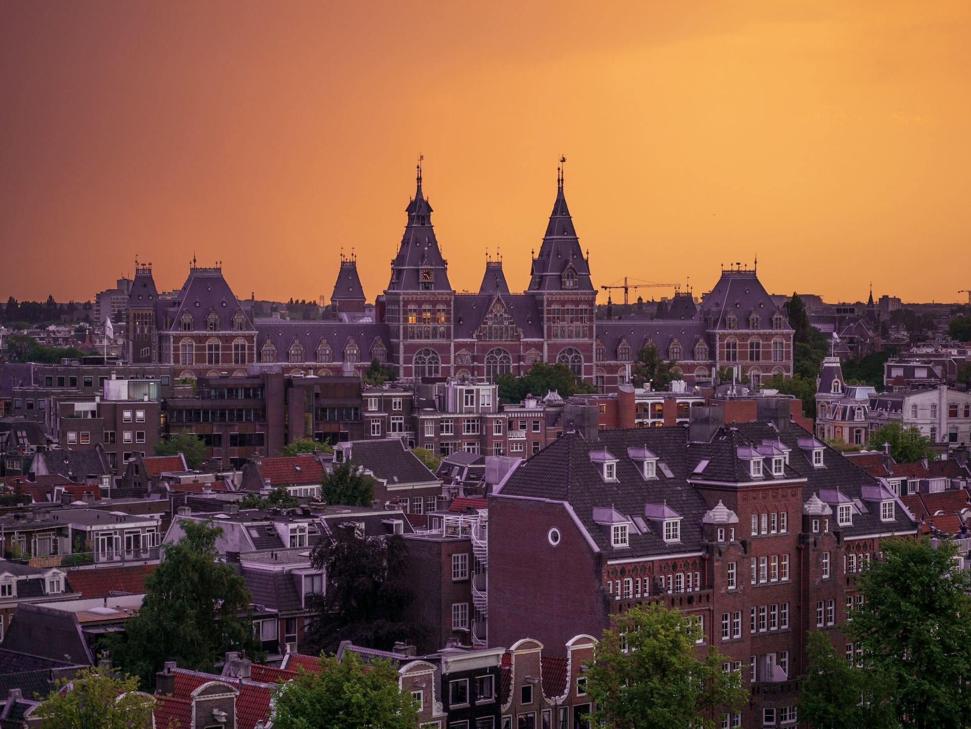 Uitzicht over Amsterdam in het avondlicht