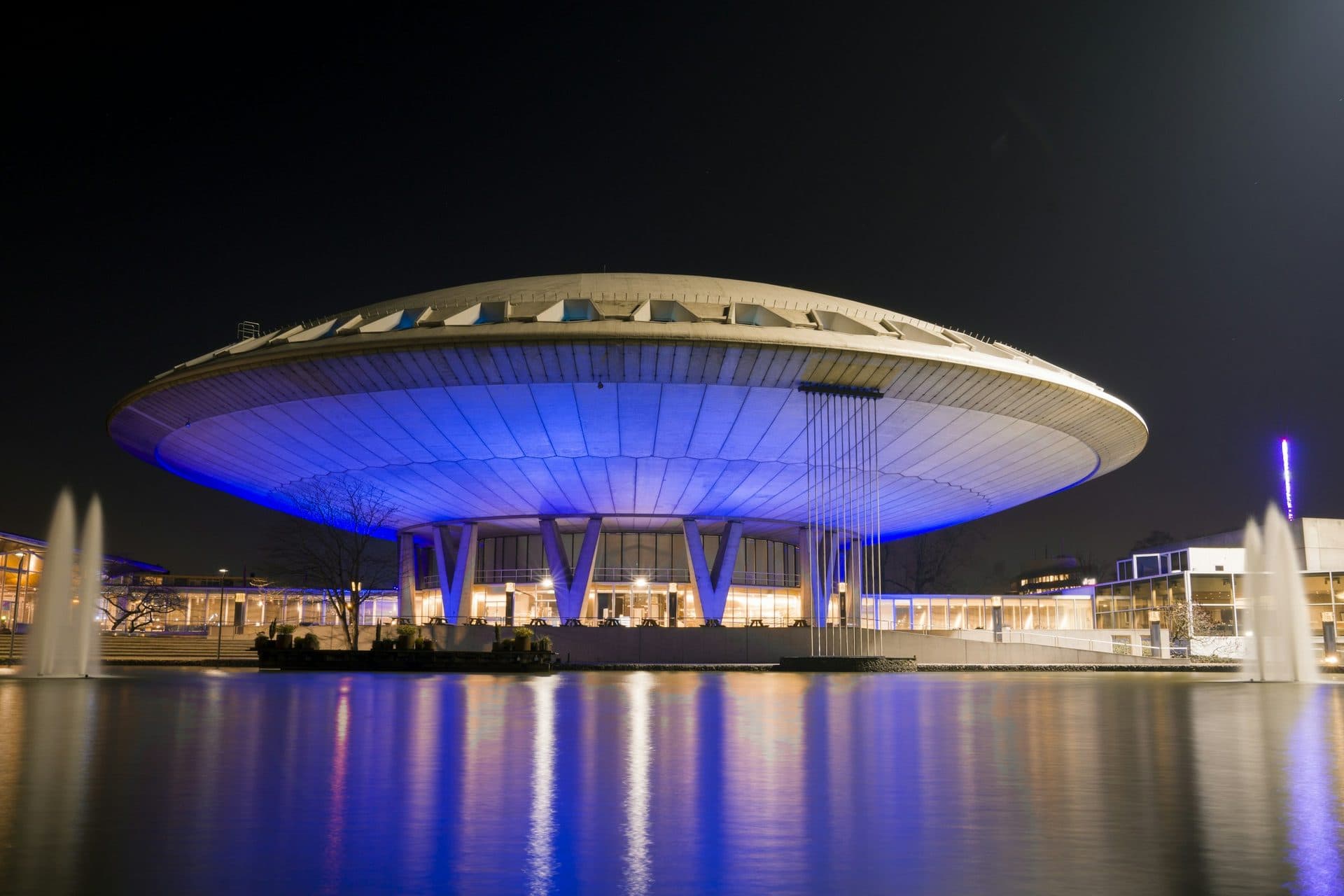 Het verlichte Evoluon in Eindhoven bij avond