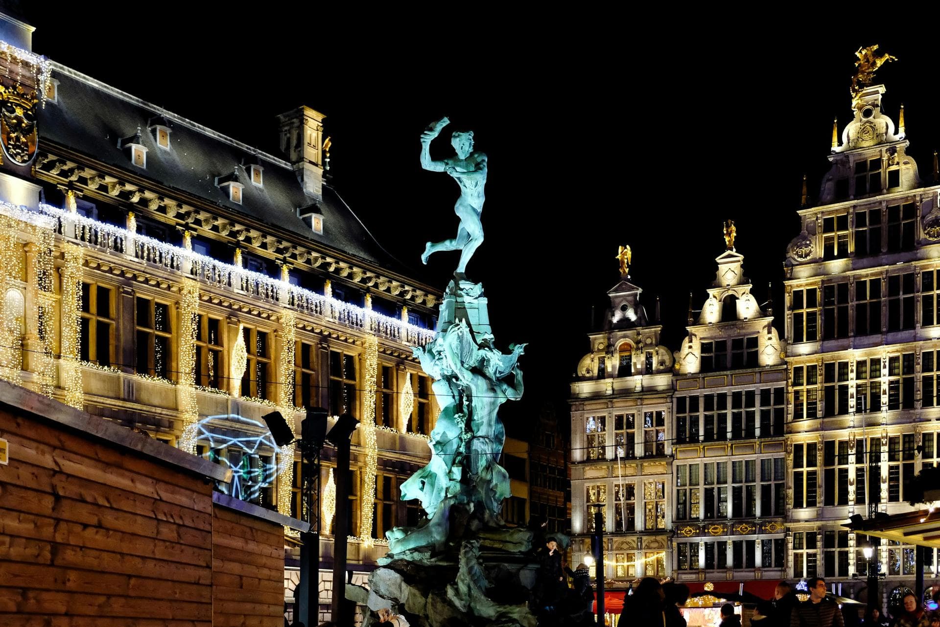 Gildehuizen en de Brabofontein op de Grote Markt van Antwerpen bij avond