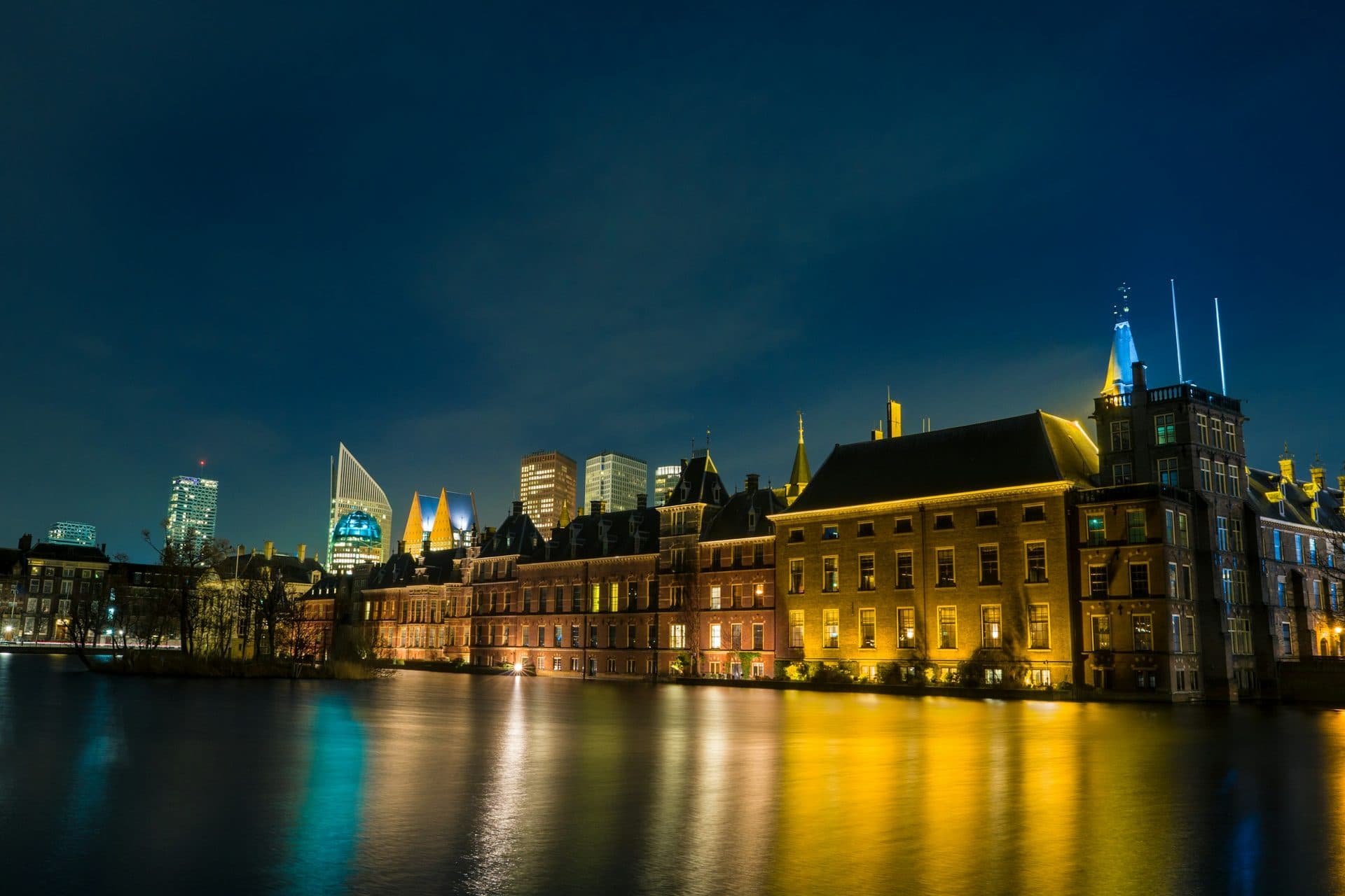 Het Binnenhof aan de Hofvijver in Den Haag bij avond