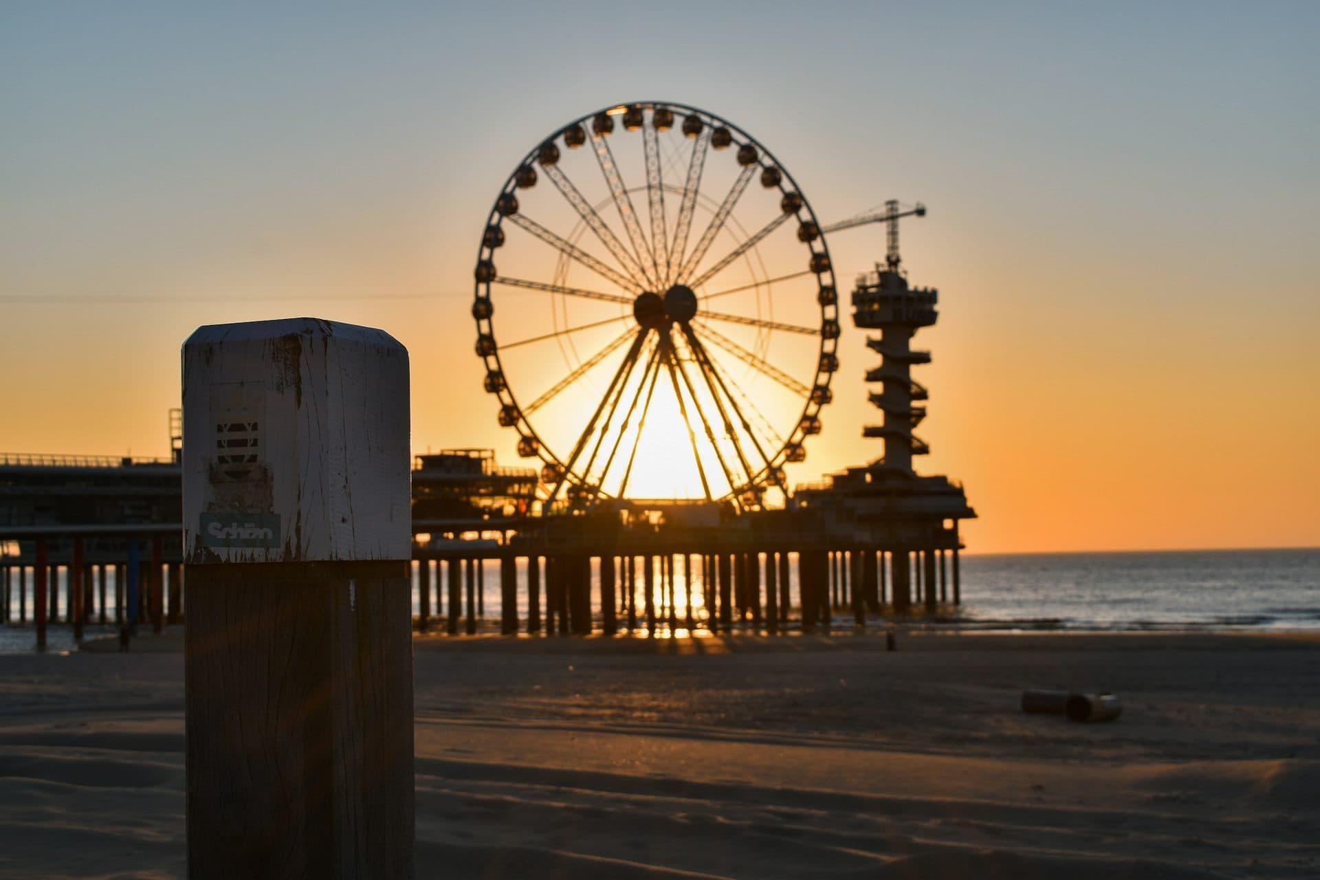 Strand van Scheveningen bij zonsondergang