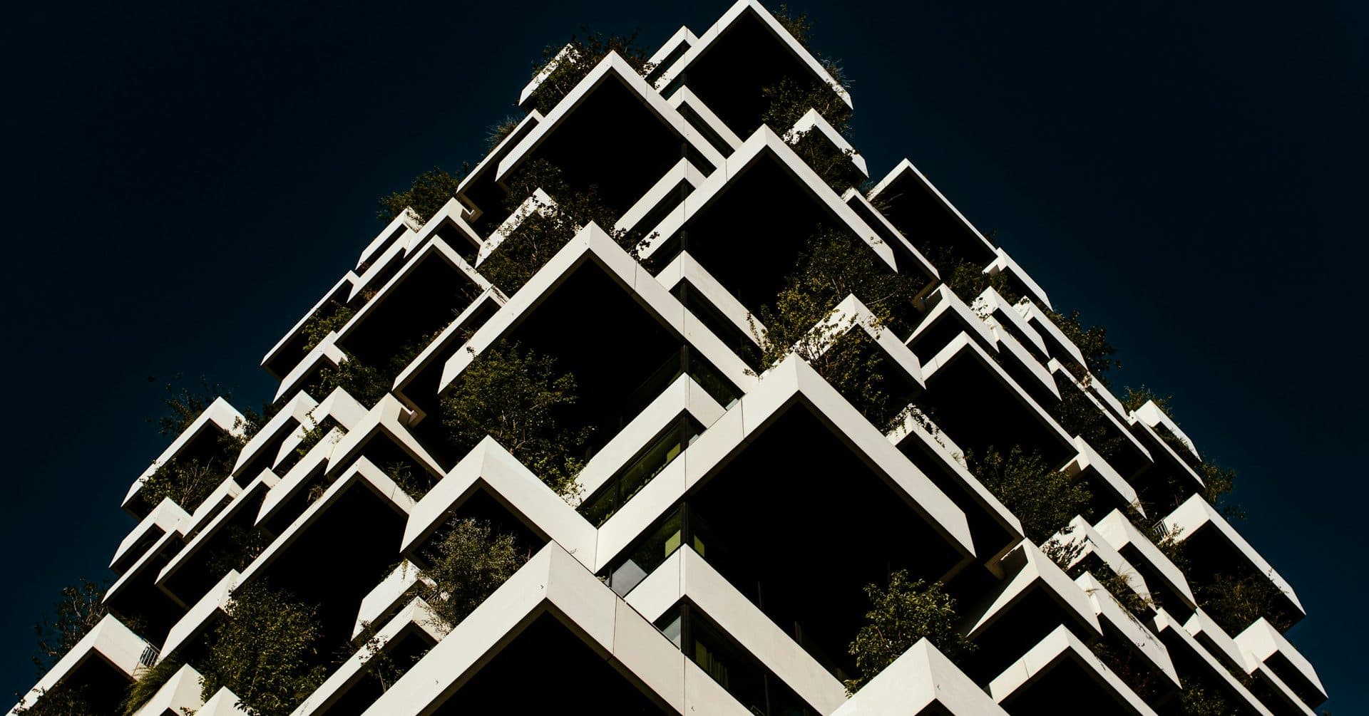 Moderne woontoren met groene balkons op Strijp-S in Eindhoven