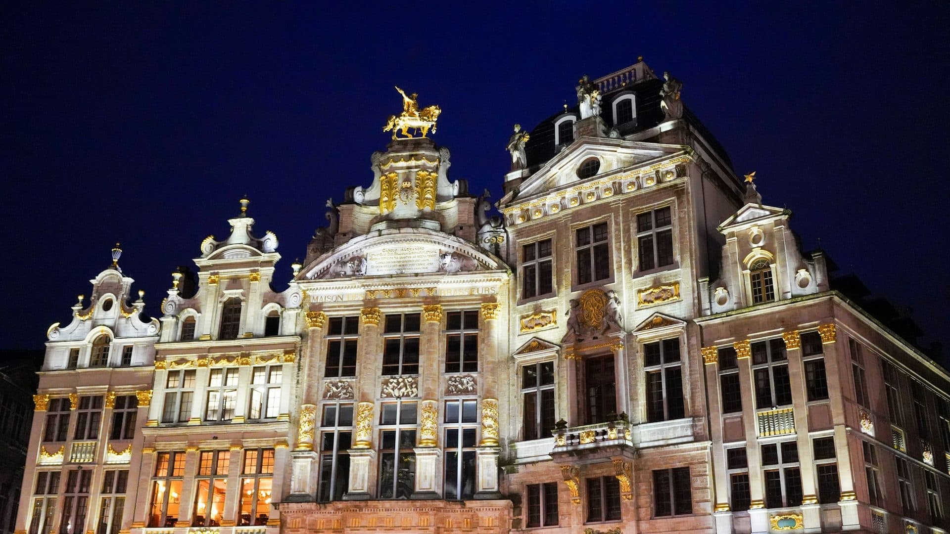 Gevels rond de Grote Markt in Brussel in het avondlicht