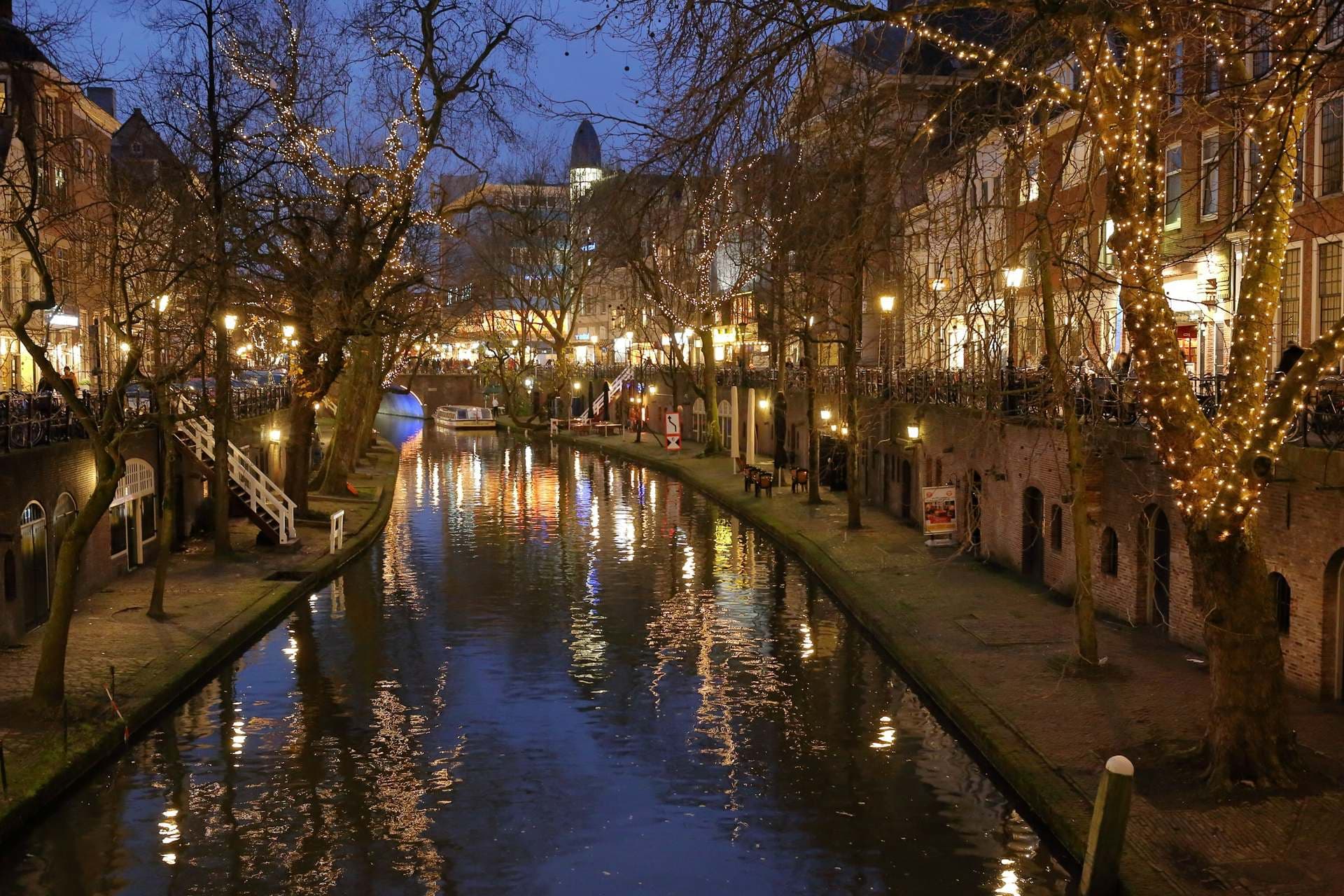 Werfkelders langs de Oudegracht in Utrecht in de avond