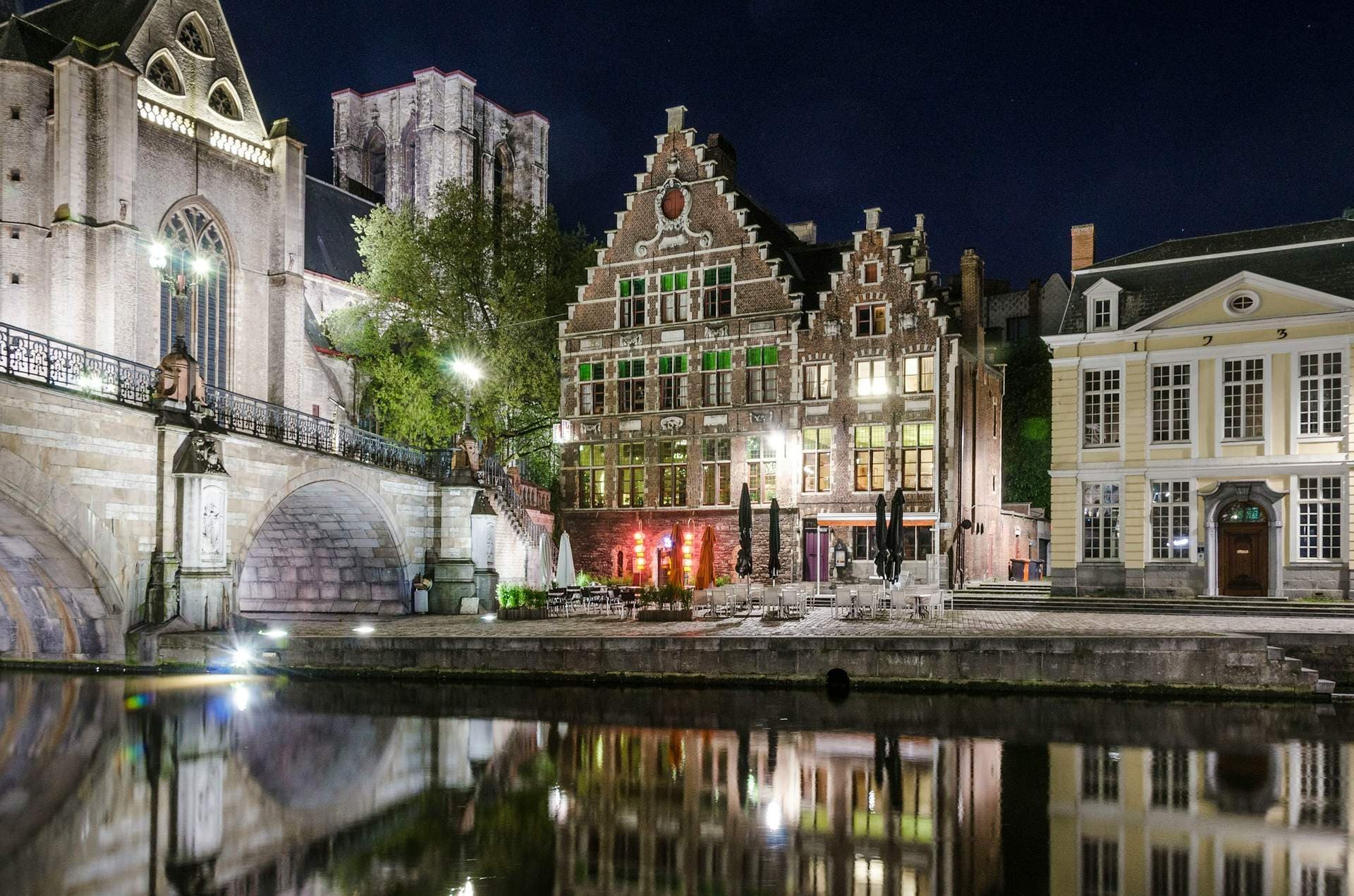 Historische gevels langs het water in Gent bij avond