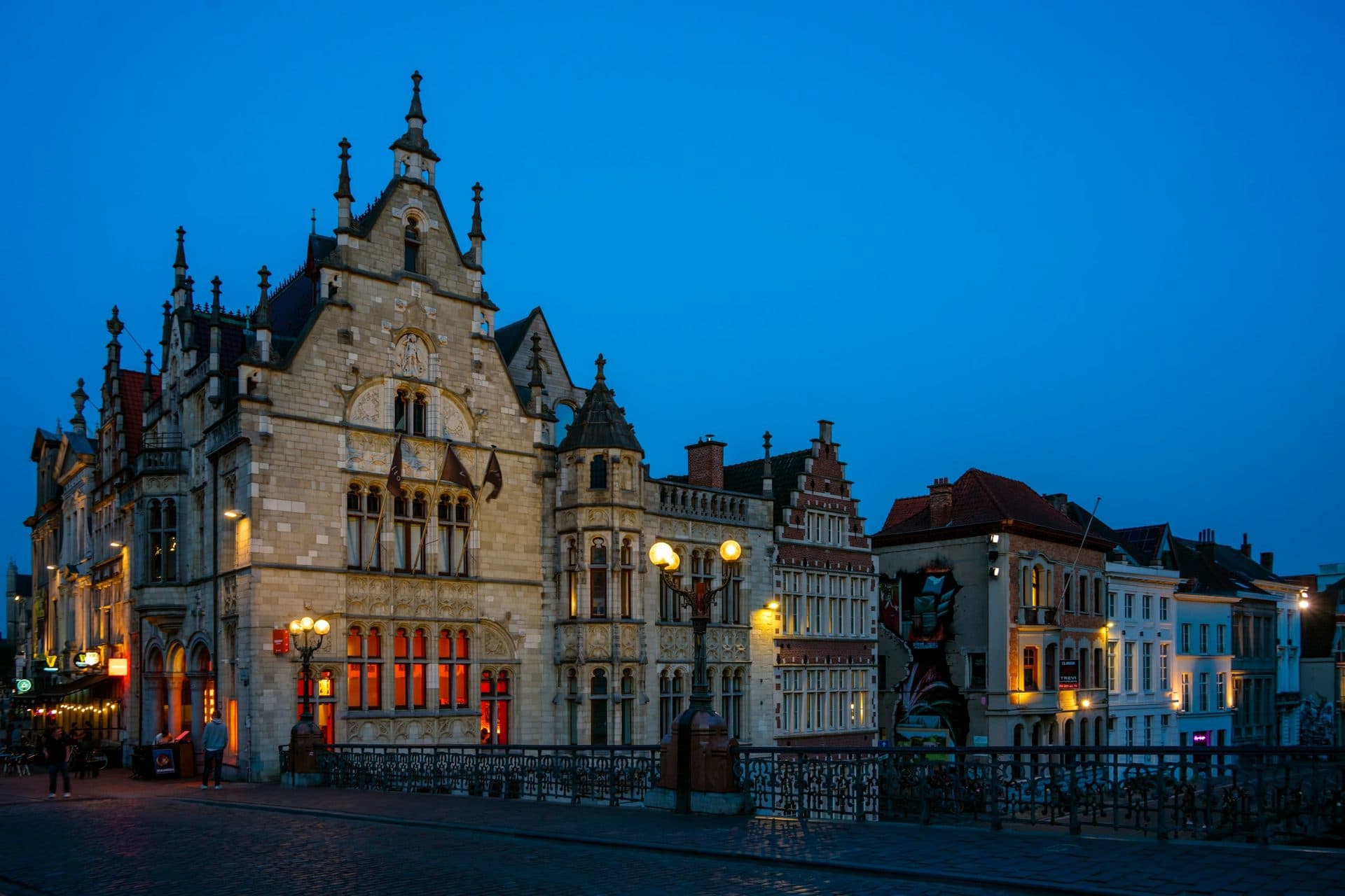 Historische gevels in het centrum van Gent in de schemering